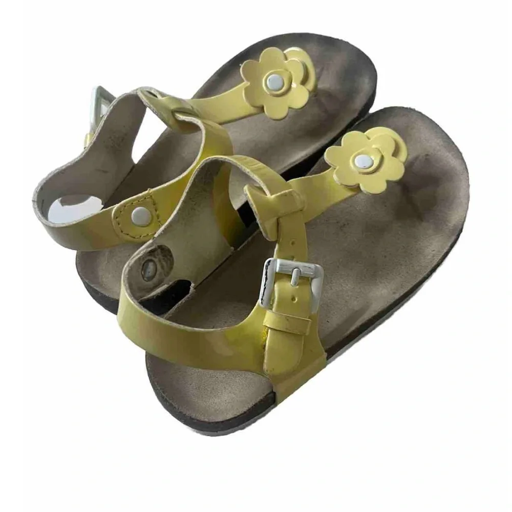Children’s Place girls yellow T- strap sandal‎ with flower detail. Size 10.